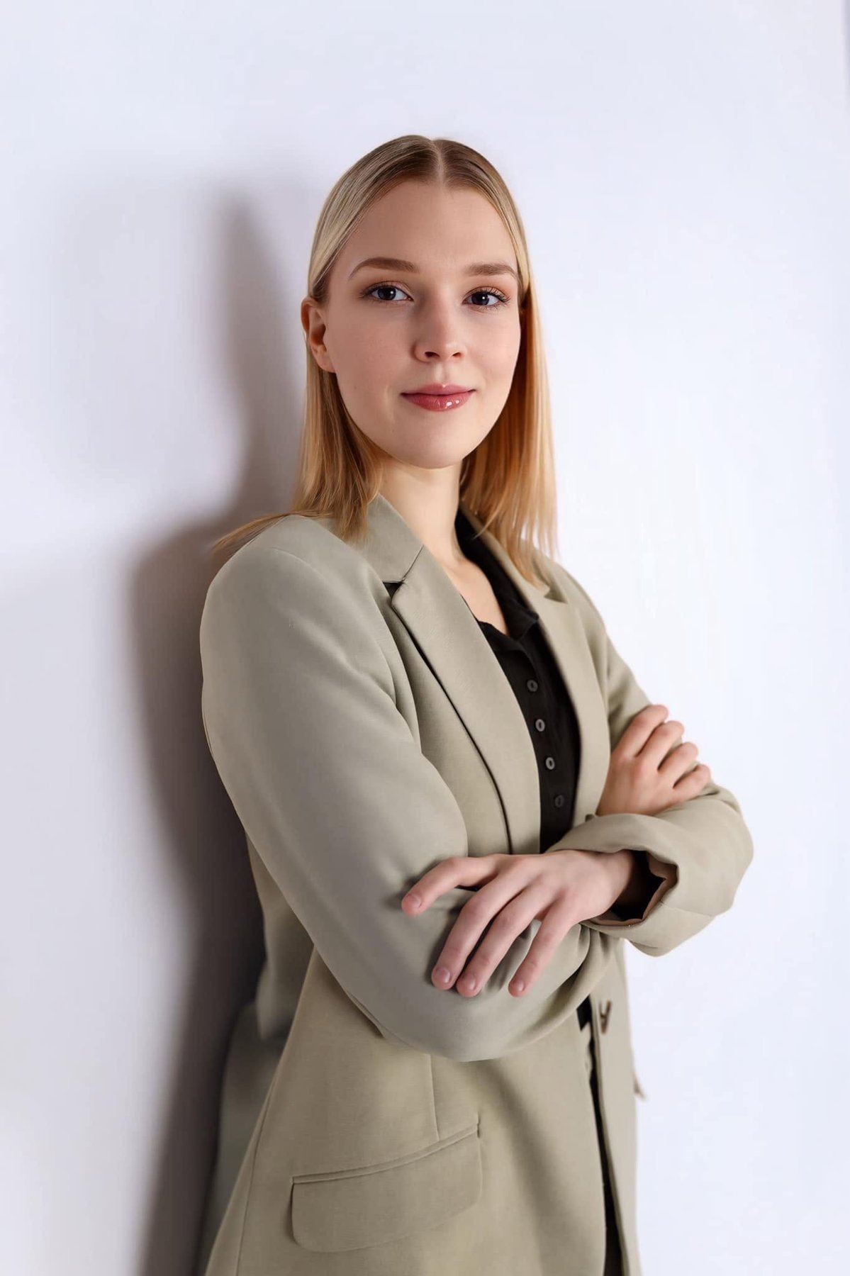 Weronika, psychoterapeutka Heart Compass Psychotherapy, stoi ze skrzyżowanymi ramionami